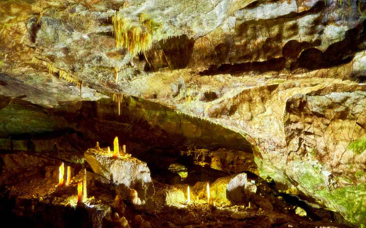 Новоафонская пещера. Неприличные сталагмиты и обнажённые соцветия фантастических красок.
