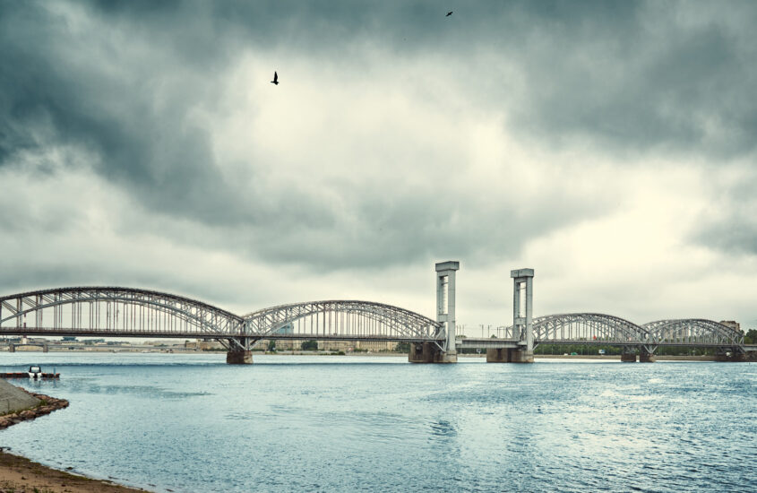 Финляндский мост (СПб) и берег сокровищ